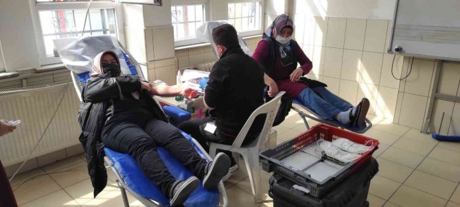 Öğretmen Ve Velilerden Anlamlı ‘Kan’panya