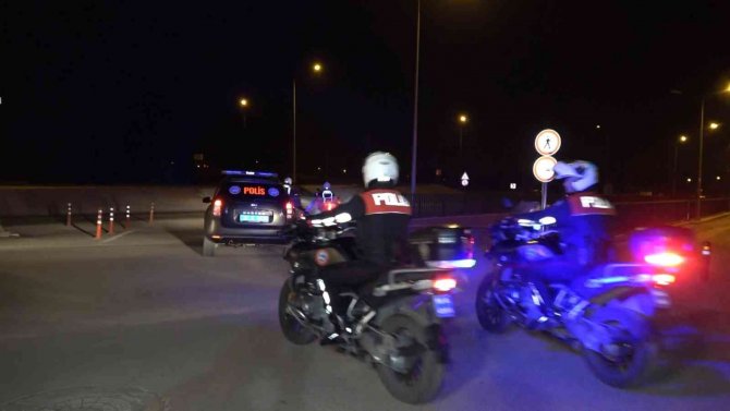 Yunus Timlerinin Dur İhtarına Uymadı, 20 Kilometre Kaçtı...yüklü Uyuşturucu İle Yakalandı