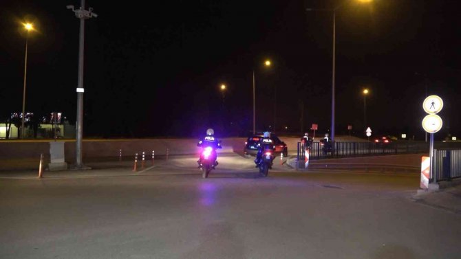 Yunus Timlerinin Dur İhtarına Uymadı, 20 Kilometre Kaçtı...yüklü Uyuşturucu İle Yakalandı