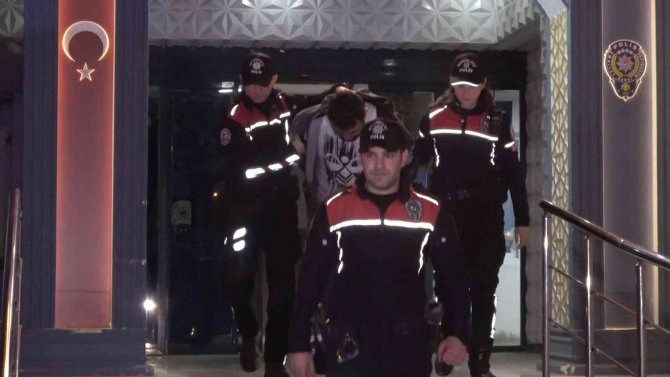 Yunus Timlerinin Dur İhtarına Uymadı, 20 Kilometre Kaçtı...yüklü Uyuşturucu İle Yakalandı