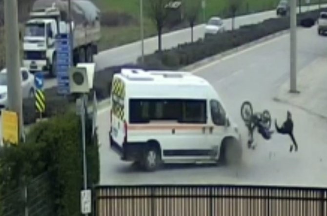 Servis Aracıyla Çarpışan Motosikletin Sürücüsü Böyle Havalandı