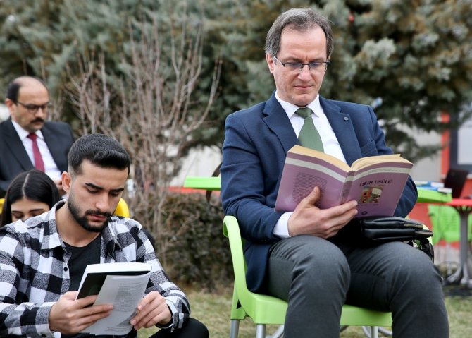 Akademisyenler Ve Öğrenciler Kitap Okuma Etkinliğinde Buluştu