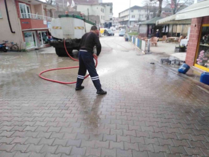 Havaların Isınması İle Caddeler Su İle Yıkandı