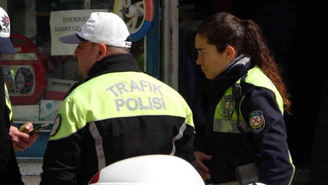 Kadın Polisi Metrelerce Aracın Kaputunda Sürükleyen Sürücü Tutuklandı