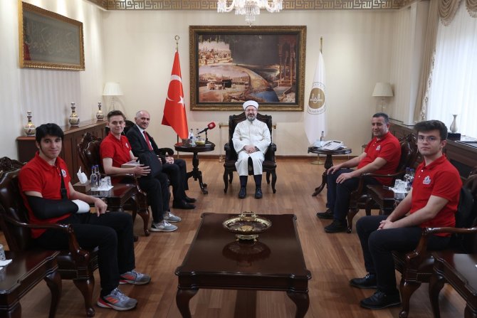 Diyanet İ̇şleri Başkanı Erbaş, 2021 Teknofest Birincisi Öğrencileri Kabul Etti