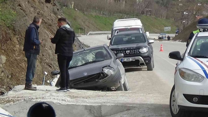 Direksiyon Hakimiyetini Kaybeden Sürücü Kanal Köprüsüne Çarptı