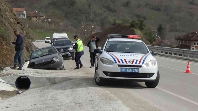 Direksiyon Hakimiyetini Kaybeden Sürücü Kanal Köprüsüne Çarptı