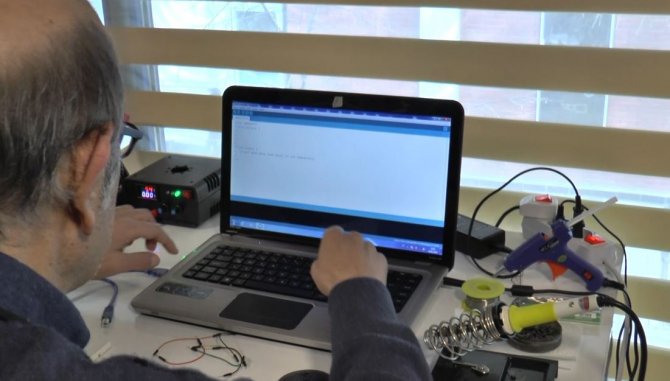 Çocuklara Robotik Kodlama Eğitimi Verip Geleceğe Hazırlıyor