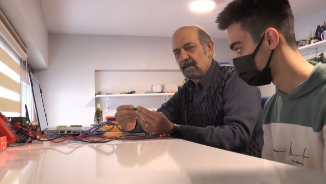 Çocuklara Robotik Kodlama Eğitimi Verip Geleceğe Hazırlıyor