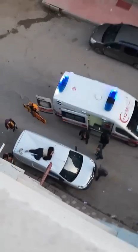 4’ncü Kattan Aracın Üzerine Düşen Kadın Ağır Yaralandı