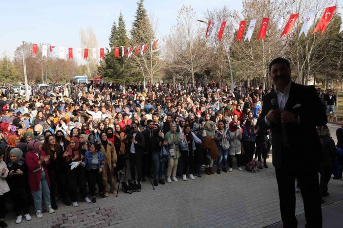 ‘Bahar Geliyor’ Konserlerinde Üniversite Öğrencileri Doyasıya Eğlendi