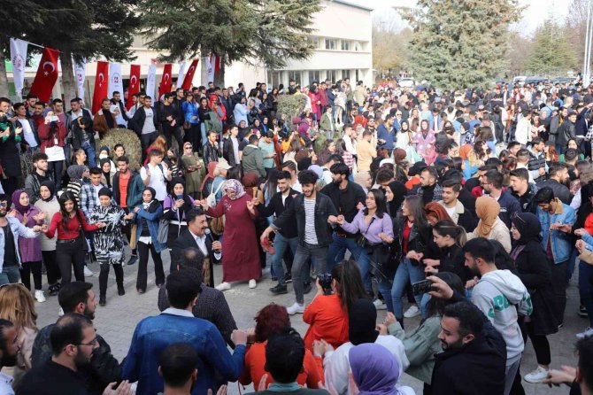 ‘Bahar Geliyor’ Konserlerinde Üniversite Öğrencileri Doyasıya Eğlendi