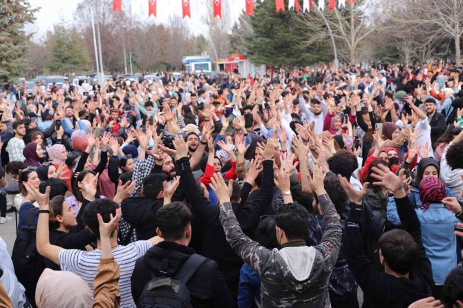 ‘Bahar Geliyor’ Konserlerinde Üniversite Öğrencileri Doyasıya Eğlendi