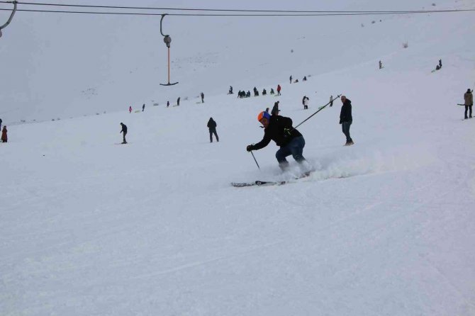 Elazığ Hazarbaba Kayak Merkezinde Sezon Uzatıldı
