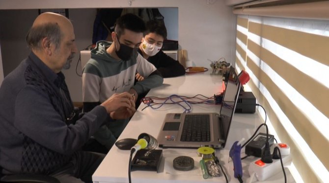 Çocuklara Robotik Kodlama Eğitimi Verip Geleceğe Hazırlıyor