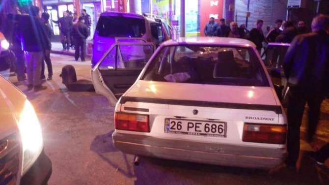 Hafif Ticari Araç İle Otomobil Çarpıştı, 6 Kişi Yaralandı
