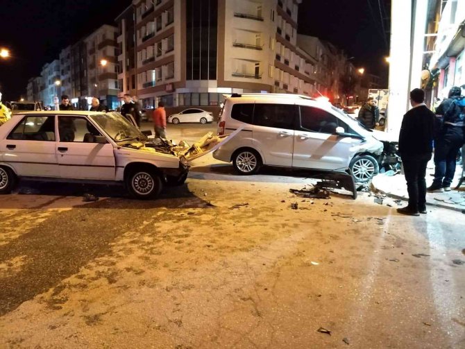 Hafif Ticari Araç İle Otomobil Çarpıştı, 6 Kişi Yaralandı