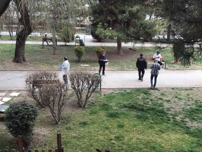 Yaşlı Adam Parktaki Bankta Kanlar İçinde Bulundu