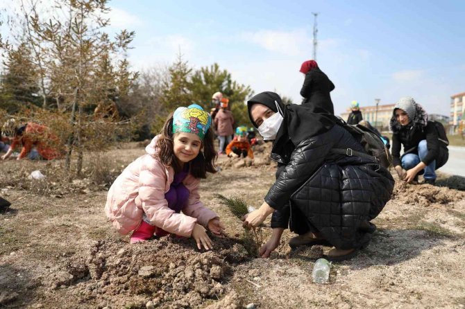 Pursaklar’da Minik Eller Doğayla Fidanlar Toprakla Buluştu