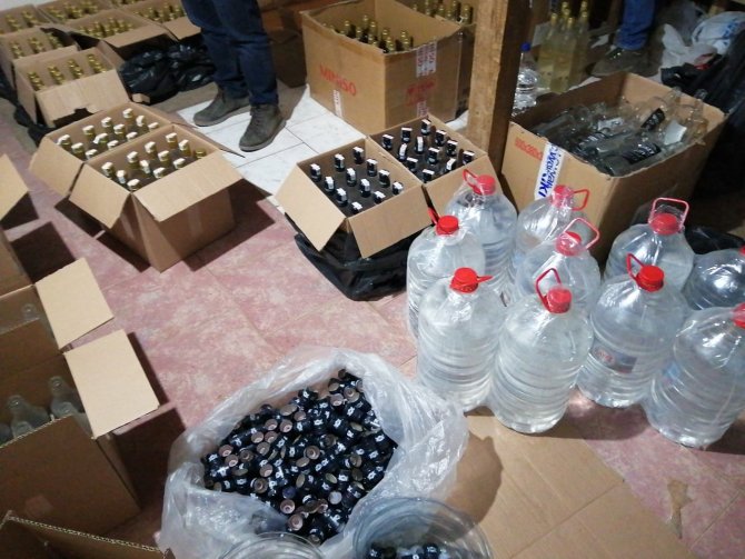 İ̇zmir’de Sahte İçki İmalathanelerine Baskında 7 Gözaltı