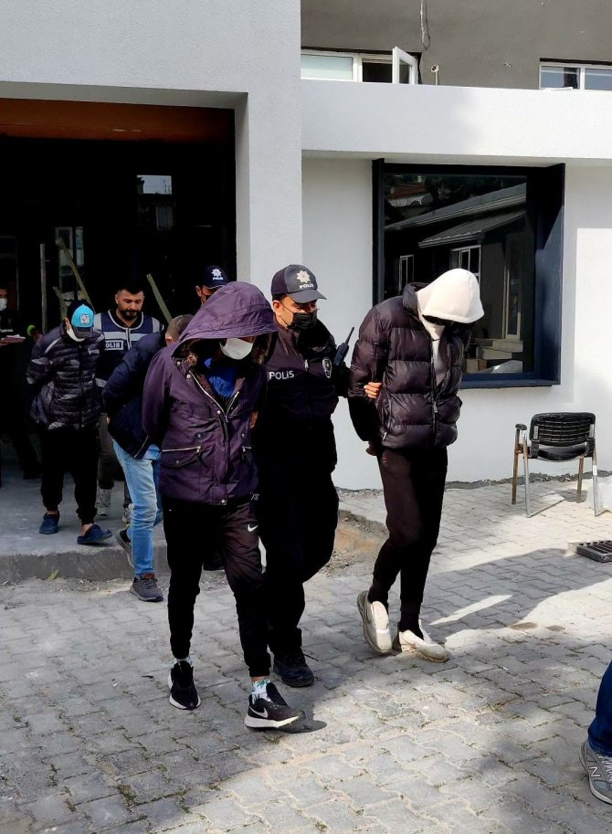 Hırsızlar Çaldıkları Eşyaları Yükleyip Kaçarken Suçüstü Yakalandı
