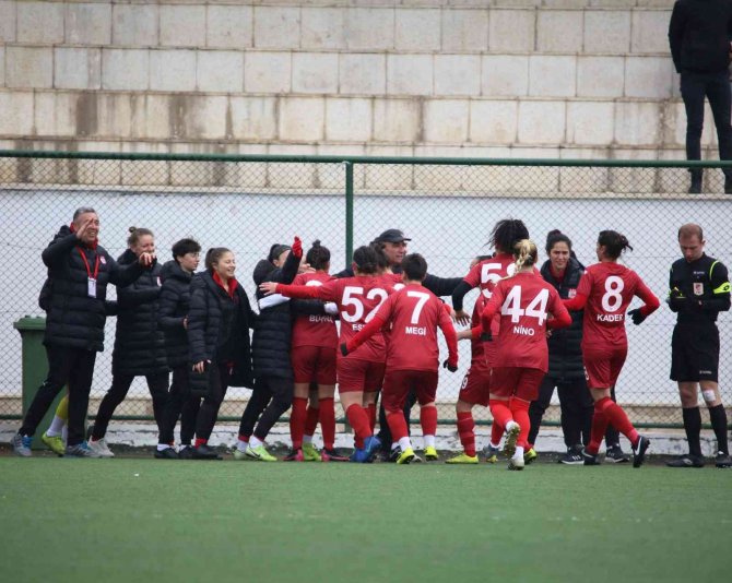 Sivasspor Teknik Direktörü Ercanlı’dan Kadın Futboluna Büyük Katkı