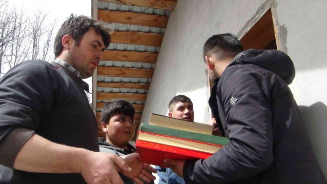 Canını Hiçe Saydı, Yanan Camideki Kuran-ı Kerimleri Kurtardı