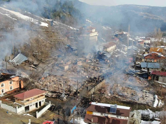 Kastamonu’da Bir Köy Alevlere Teslim Oldu: 7 Ev, 7 Ahır, 12 Hayvan, 1 Traktör Ve 1 Cami Yandı