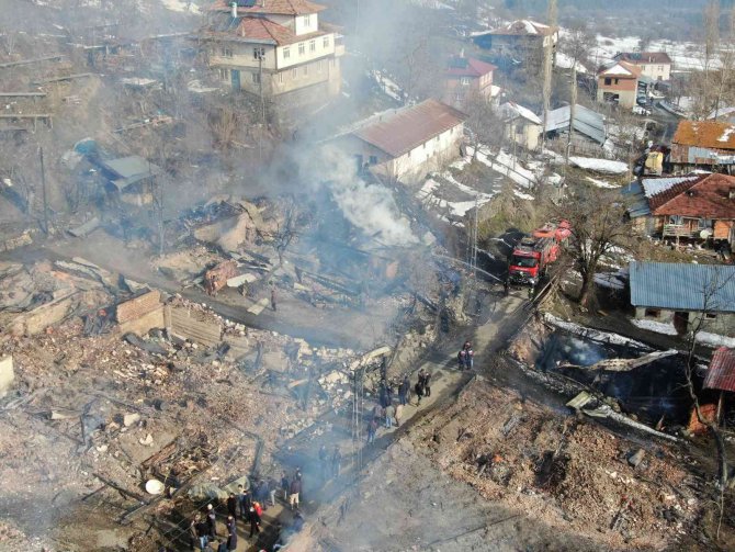 Kastamonu’da Bir Köy Alevlere Teslim Oldu: 7 Ev, 7 Ahır, 12 Hayvan, 1 Traktör Ve 1 Cami Yandı
