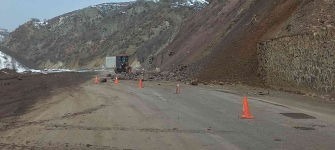 Tunceli’de Kaya Parçaları Kara Yoluna Düştü