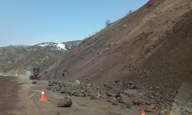 Tunceli’de Kaya Parçaları Kara Yoluna Düştü