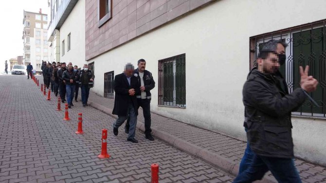 Milyonluk Tütün Operasyonunda Gözaltına Alınan 18 Kişi Adliyede