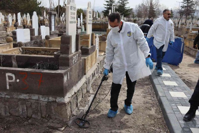Kayıp İhbarı Verilmişti, Mezarlıkta İntihar Etti