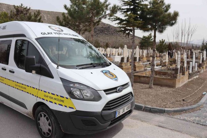Kayıp İhbarı Verilmişti, Mezarlıkta İntihar Etti