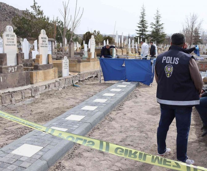 Kayıp İhbarı Verilmişti, Mezarlıkta İntihar Etti