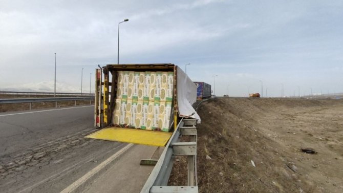 Kayseri’de Virajı Alamayan Tır Devrildi
