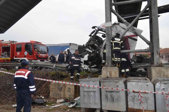 Tır Şoförünün Feci Şekilde Öldüğü Kaza Kamerada