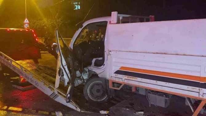 Çekmeköy’de Otomobil İle Kamyonet Kafa Kafaya Çarpıştı: 3 Yaralı