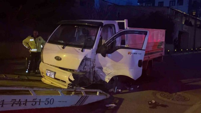 Çekmeköy’de Otomobil İle Kamyonet Kafa Kafaya Çarpıştı: 3 Yaralı
