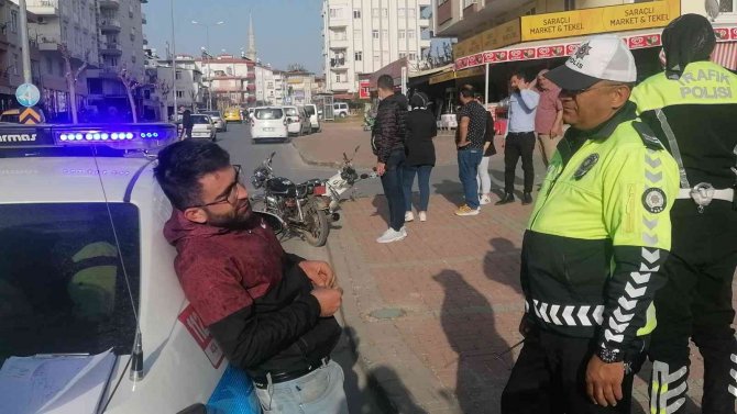 Hurdaya Ayrılan Motosiklet İle Kaza İzlerken Yakalandı, Polise "Bu Defa Görmezden Gelin" Dedi