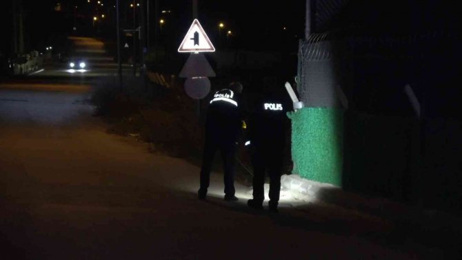 Kendisini Polis Olarak Tanıtan Restoran Bekçisi 2 Kişiyi Silahla Yaraladı