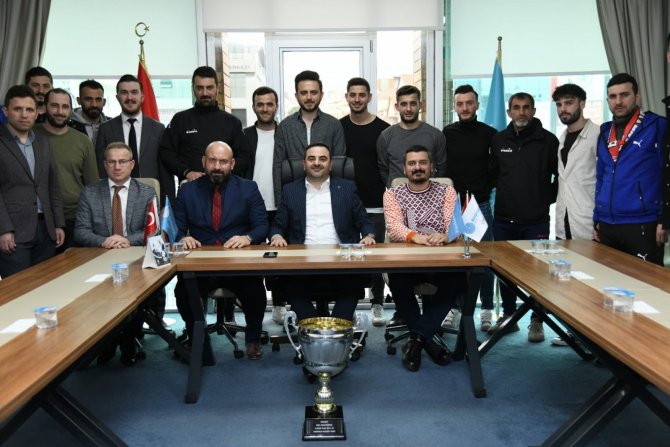 Başiskele Belediyespor Şampiyonluk Kupasını Başkan Özlü’ye Getirdi