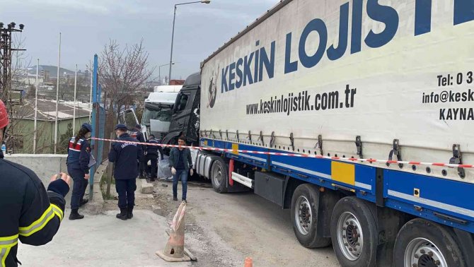 Tırının Farını Tamir Etmek İsterken Canından Oldu
