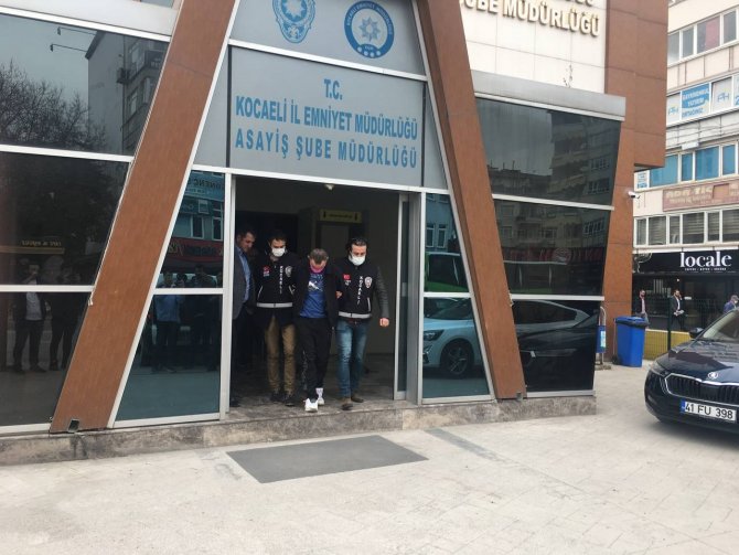 Kocaeli’de Eşini Bıçaklayarak Öldüren Şüpheli Adliyeye Sevk Edildi