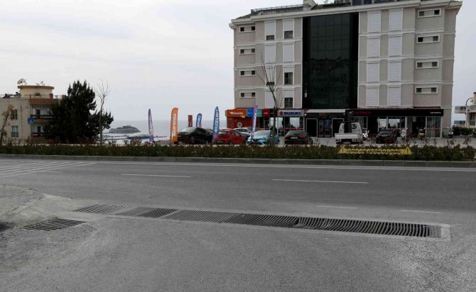 Kuşadası’nda Hırsızlar Yağmur Suyu Izgaralarına Dadandı