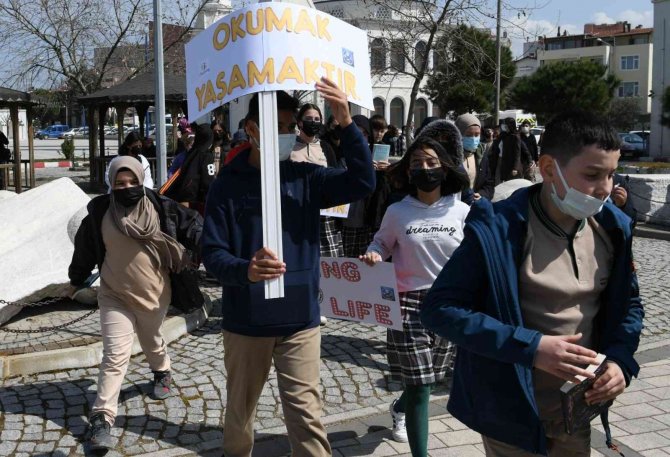 Çanakkale’de Öğrenci Ve Öğretmenler Açık Havada Kitap Okudu