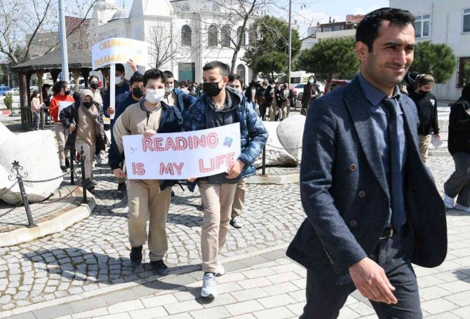Çanakkale’de Öğrenci Ve Öğretmenler Açık Havada Kitap Okudu