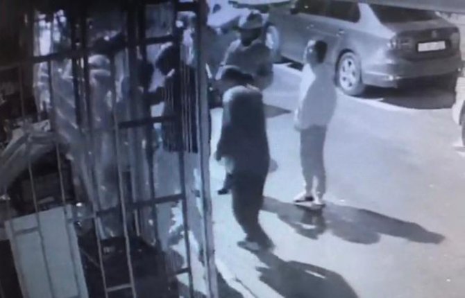 Sokak Ortasında Gencin Dövülerek Öldürüldüğü Anlar Kamerada