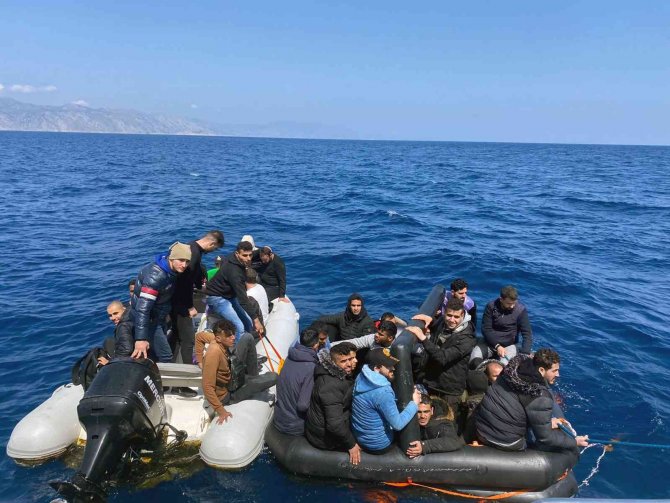 Yunanistan Can Sallarına Bindirip Geri Gönderiyor