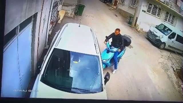 Motosiklet Kullanmayı Bilmeyen Ve Motosiklet Çalan Hırsızın Komik Anları Kameralarda